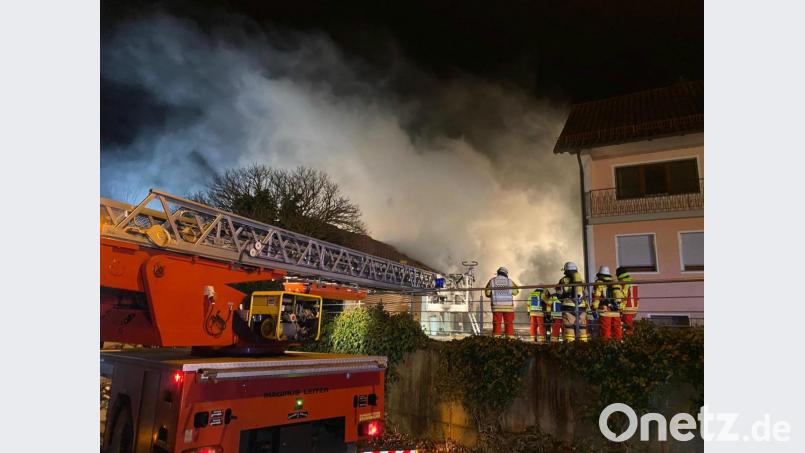 In Wischenhofen (Landkreis Regensburg) brannte am Freitagabend ein Holzschuppen. Bild: Alexander Auer
