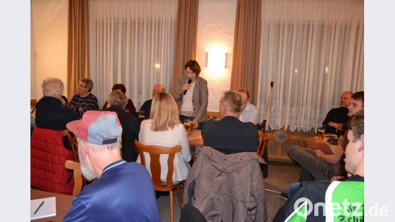 Landtagsabgeordnete Annette Karl (stehend) stimmt ein Loblied auf das Ehrenamt an. Bild: gi