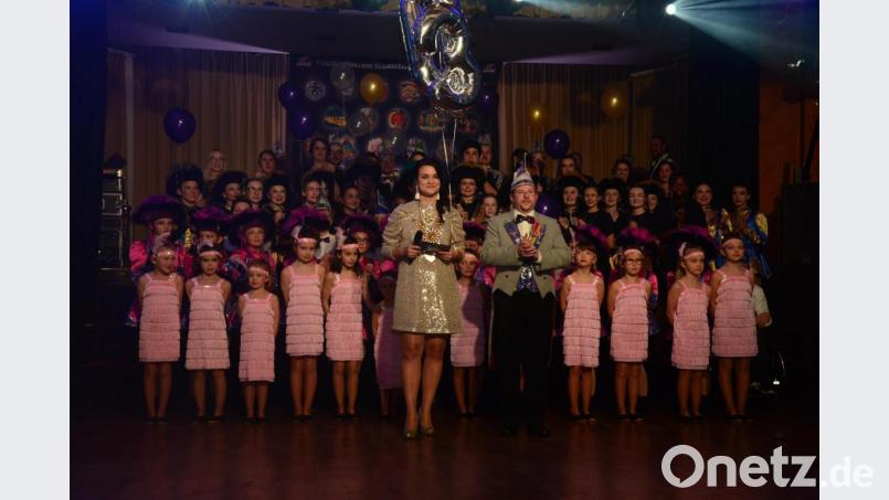 Präsidentin Eva Frischholz und Vorsitzender Benjamin Bonczyk begrüßen gemeinsam mit Hofstaat und den Garden die Gäste des Jubiläumsballes in der Flosser Mehrzweckhalle. Bild: bey