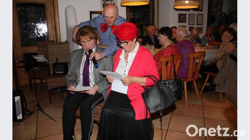 Der Einakter, den Gerlinde Weber und Carmen Altermann (links) darboten, entführte ins Theater. Beim kleinen Bühnenstück assistierte Seniorenbeauftragter Gerhard Weber. Bild: wro