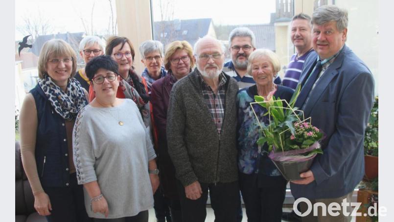 Die Jubilarin Eleonore Mücke (3. von rechts) mit Lebensgefährten Otto Forster (links daneben), Sohn Stefan (2. von rechts), den Schwiegertöchtern Tina und Birgit (1. und 3. von links) sowie der weiteren Gratulantenschar Bürgermeister Martin Schregelmann (ganz rechts) mit den Fraktionsvertretern Elke Wald-eck, Gabriela Bäumler und Renate Müller (2., 4. und 6. von links) und Astrid Spitzkopf und Friedrich Beutner vom Gesangverein (5. und 8. von links). Bild: Schönberger, Ferdinand [fsb]