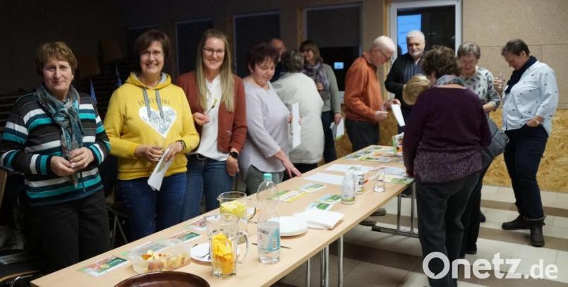 Referentin Cornelia Strigl (Dritte von links) lud die Gäste zu Bewegung und zu Verkostung ein, was gerne angenommen wurde. Bild: weu