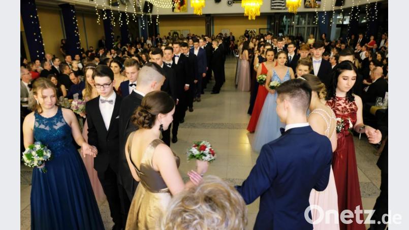 42 Tanzpaare der 10. Jahrgangsstufe des Gymnasiums Eschenbach verzaubern beim Tanzkurs-Abschlussball Eltern, Lehrer und andere Gäste. Mit einer faszinierenden Fächer-Polonaise nach Art des Wiener Opernballes eröffnen die festlich gekleideten jungen Paare die spektakuläre Ballnacht. Bild: do