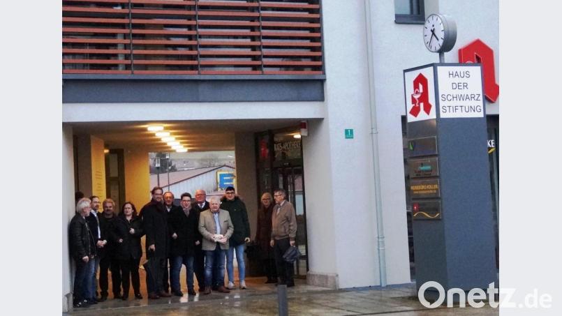 Beim Rundgang durch die Stadt wurden dem Staatssekretär die Vorzeigeprojekte wie „Haus der Stiftung“ ebenso vorgestellt wie die Nabburger Straße, die großen Handlungsbedarf hat. Bild: weu