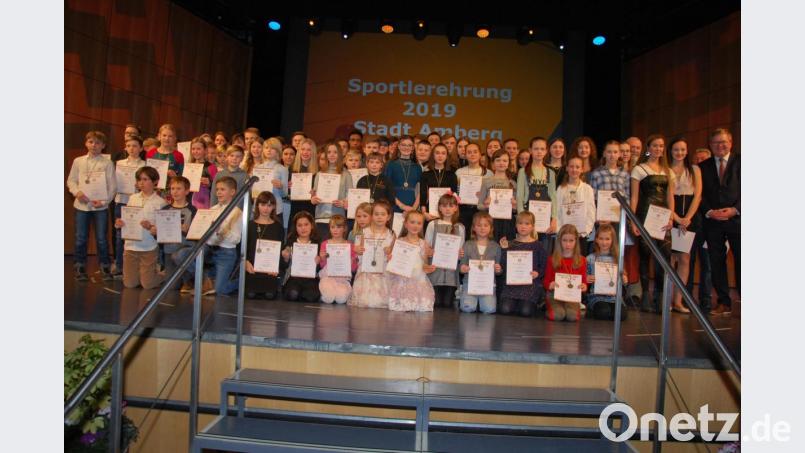 Die geehrten Sportler vom Box-Club Amberg, DJK 2002 Amberg, VC/DJK Amberg, ESV Amberg, Kampfkunstschule Amberg, NAC Amberg, Ringer-Club Amberg, 1.RRBWC &quot;Quick Feet&quot;, SG Freischütz Karmensölden, SV Inter Bergsteig. Bild: gsp