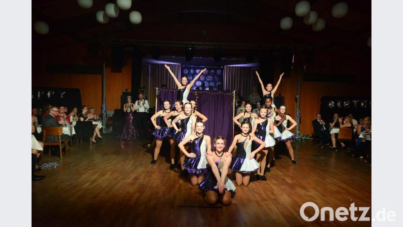 Die Jugendgarde lädt beim Showtanz zu einer "Reise von der Antike in die Moderne" ein. Bild: bey