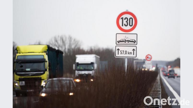 Freie Fahrt für zehn freie Meter: Das Tempolimit auf Autobahnen ist vielfach bereits Realität. Teils, weil Gebotsschilder das Tempo regeln, teils, weil der Verkehr nicht mehr hergibt. Bild: Soeren Stache/dpa