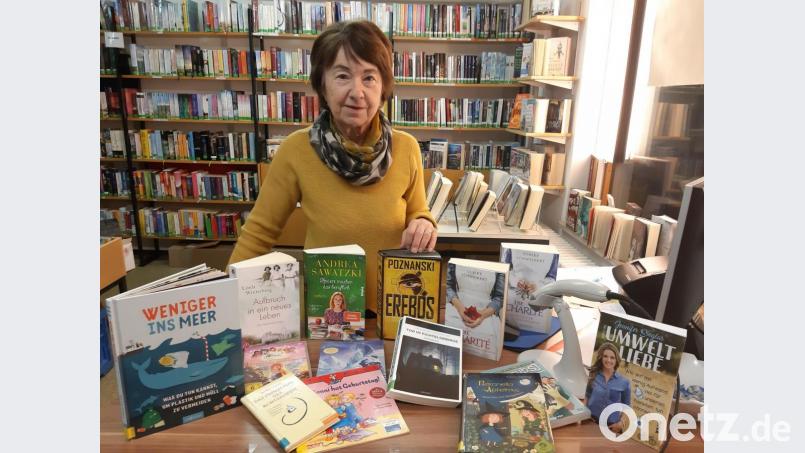 Im Bücherstadl hält Leiterin Selma Markhof immer aktuelle Literatur bereit. Derzeit wartet sie auf den 300. Leser. Bild: gis