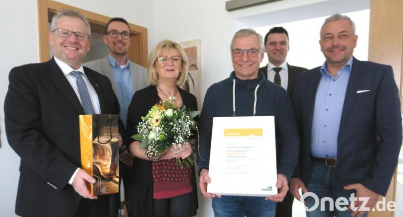 Blumen, Geschenke und eine Urkunde bekamen Monika Schlegel und Georg Liebl (Mitte) von OB Andreas Feller, Johannes Lohrer vom städtischen Tourismusbüro, Landrat Thomas Ebeling und Joachim Häring vom Zweckverband Oberpfälzer Seenland (von links). Bild: Hirsch