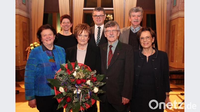 Die vielfältigen Verdienste von Ehrenbürger Theo Männer (vorne, Zweiter von rechts mit Gattin Burga) würdigten (hintere Reihe, von rechts) stellvertretender Landrat Jakob Scharf und die Bürgermeister Martin Birner und Margit Reichl. Als einstige politische Weggefährten nahmen die frühere Ministerin Emilia Müller (vorne, rechts) und Ex-Staatssekretärin Marianne Deml am Empfang teil. Bild: mp