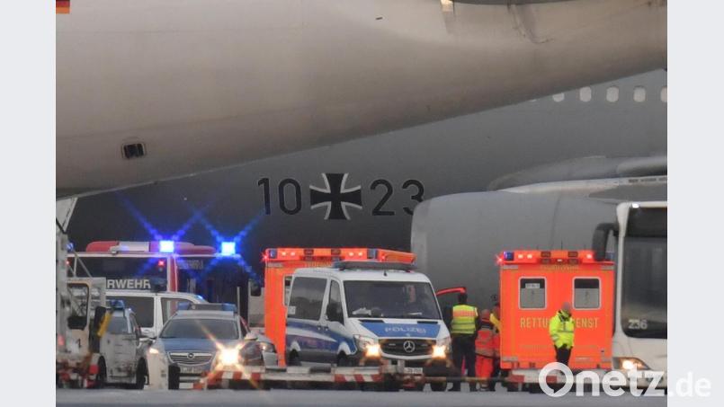 Rettungskräfte und Polizisten stehen neben dem Flugzeug bereit. Foto: Boris Roessler/dpa Bild: Boris Roessler