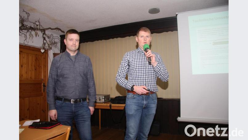 Nach seinem Referat übergab Johannes Schrems das Wort an den Wasserberater im Landkreis, Michael Lukas (links), der über die Details bei der Kulap-Antragsstellung informierte. Bild: wro