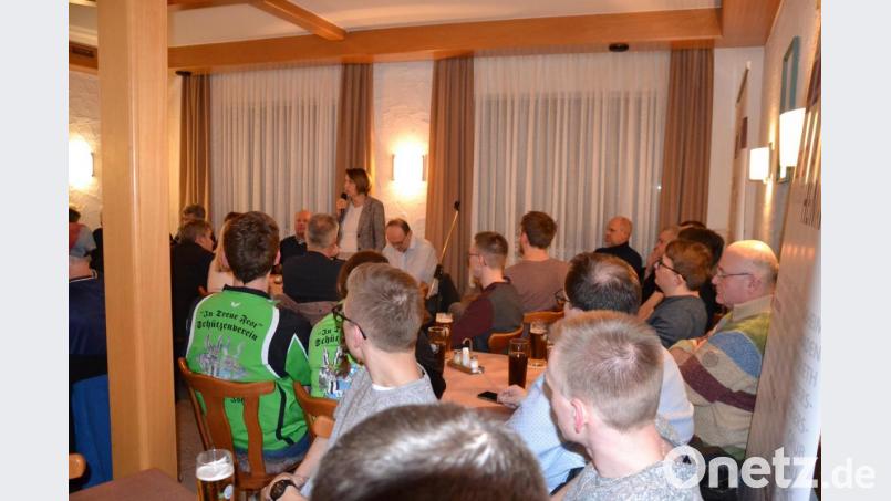 Landtagsabgeordnete Annette Karl (stehend) stimmt ein Loblied auf das Ehrenamt an. Bild: gi