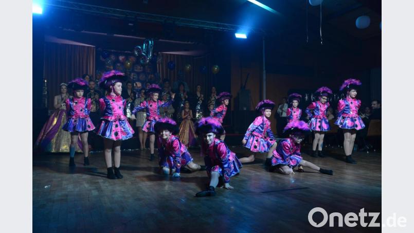 Die Kindergarde begeistert mit ihrem klassischen Gardetanz, einstudiert von Daniela Hanauer und Tanja Fütterer, die Ballbesucher. Bild: bey