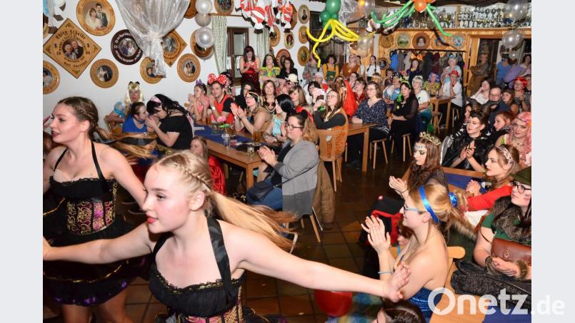 Vollends begeistert verfolgt die riesige Besucherschar den glanzvollen Auftritt der Pleysteiner Prinzengarde inmitten eines enorm erfolgreichen Damenballs. Bild: fjo