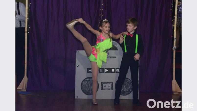 Das Kinderprinzenpaar Benjamin und Annalena zeigen als Showtanz "Turn the radio on". Bild: bey