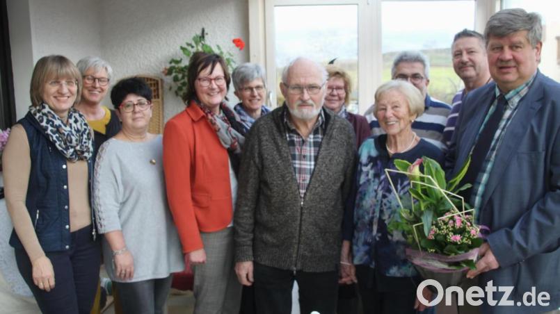 Die Jubilarin Eleonore Mücke (4. von rechts) mit Lebensgefährten Otto Forster (links daneben), Sohn Stefan (2. von rechts), den Schwiegertöchtern Tina und Birgit (1. und 3. von links) sowie der weiteren Gratulantenschar Bürgermeister Martin Schregelmann (ganz rechts) mit den Fraktionsvertretern Elke Wal-deck, Gabriela Bäumler und Renate Müller (2., 4. und 7. von links) und Astrid Spitzkopf und Friedrich Beutner vom Gesangverein (5. und 9. von links). Bild: Schönberger, Ferdinand [fsb]