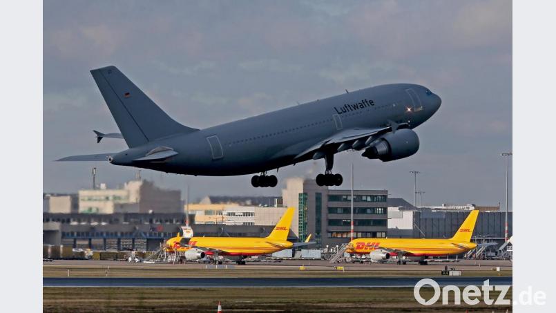 Der Airbus A310 der Luftwaffe beim Start vom Flughafen Köln/Bonn. Die Maschine durfte auf dem Rückweg aus China nicht in Moskau zwischenlanden. Foto: Oliver Berg/dpa Bild: Oliver Berg