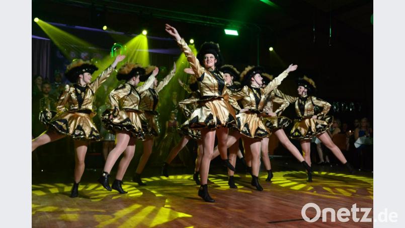 Unverkennbar: Die Prinzengarde des Faschingsvereins Stammtisch Botzersreuth beim Gardetanz. Bild: bey