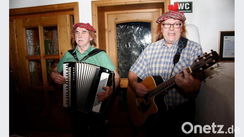 Akkordeon und Gitarre spielten die „Zweitakter“ aus dem benachbarten Marktredwitz, Winfried Weiß und Harald Fleck (von links). Bild: wro