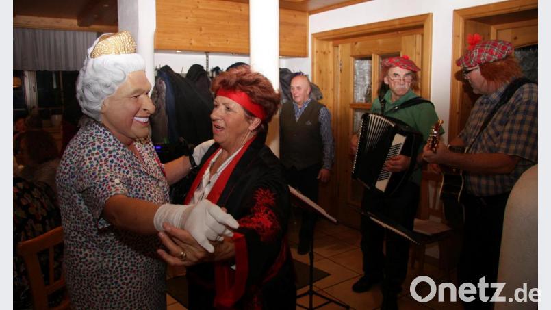 Dank der „Zweitakter“, Harald Fleck und Winfried Weiß, und der humorvollen Einlagen von Gerhard Weber (hinten von rechts) wurde aus dem Seniorenfasching in Rodenzenreuth ein kurzweiliger Abend. Bild: wro