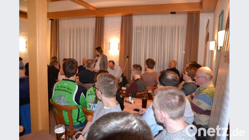 Landtagsabgeordnete Annette Karl (stehend) stimmt ein Loblied auf das Ehrenamt an. Bild: gi