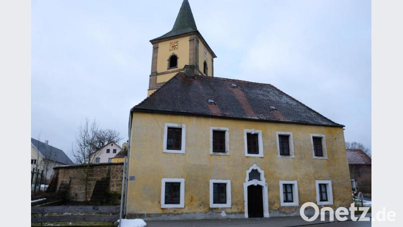 Leerstand mitten im Dorf: Der bauliche Zustand des sich in privater Hand befindlichen alten Pfarrhofes gehörte zu den Aufregern in der CSU-Versammlung Bild: exb