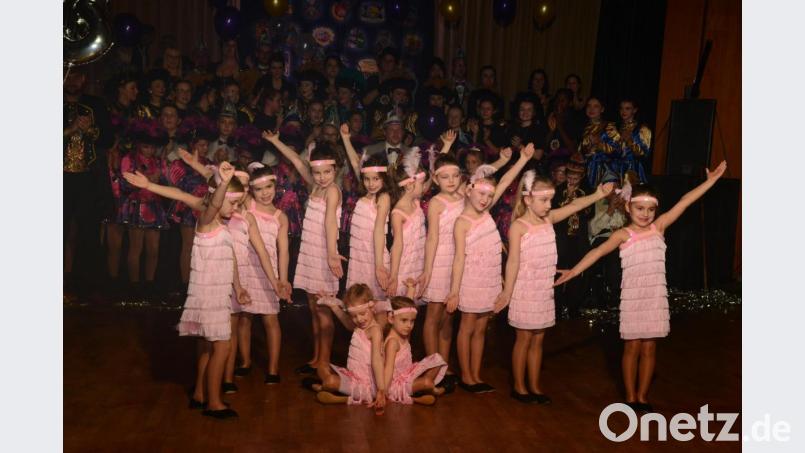 Die Bambinis eröffnen den Reigen der Auftritte aller Garde und Solotänzerinnen mit einem Charleston. Bild: bey