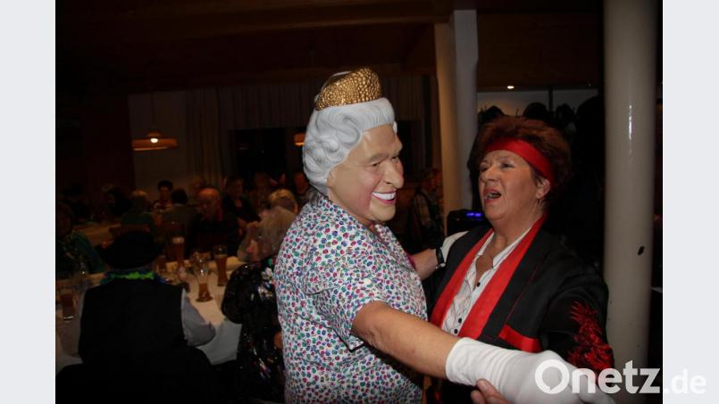 Der prominente Besuch war wahrlich eine Überraschung. Seniorenbeauftragte Carmen Altermann (rechts) wagte es, vor dem Abendessen, die Queen zum Tanz aufzufordern. Bild: wro