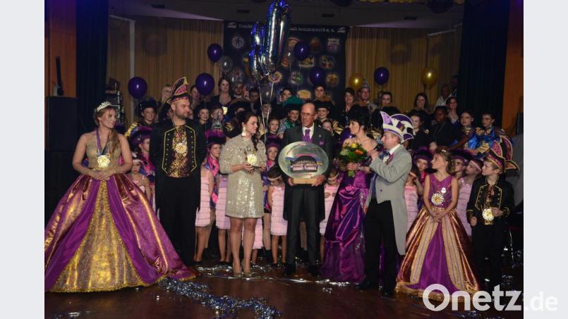 Präsidentin Eva Frischholz und Vorsitzender Benjamin Bonczyk überreichen Gründungspräsidenten Christian Witt, begleitet von Ehefrau Karolin, ein Erinnerungsgeschenk. Bild: bey