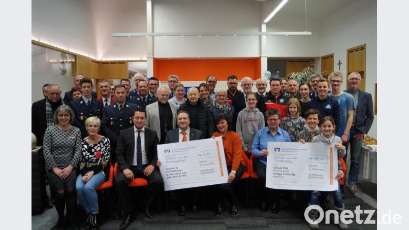 Zwei große Spendenschecks im Gesamtwert von fast 16000 Euro übergaben die Leiter der Volksbank-Raiffeisenbank-Zweigstellen Schirmitz und Pirk an die rund 40 Vertreter von Instituten und Gruppen zur Förderung der ehrenamtlichen Vereins- und Jugendarbeit. Bild: du