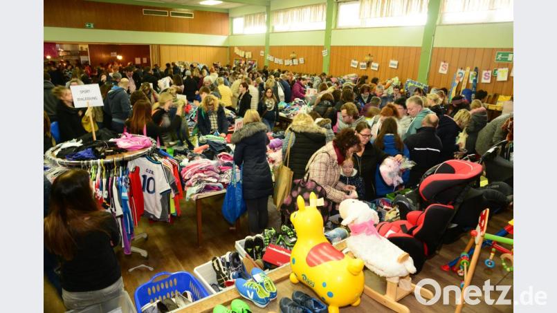 Das Angebot beim Kinderbasar umfasst auch Schafe und Schuhe. Bild: bey