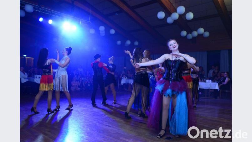 Zu einer Zeitreise durch die vergangenen 30 Jahre lud die Prinzengarde im ihrem mitternächtlichen Showtanz ein. Bild: bey