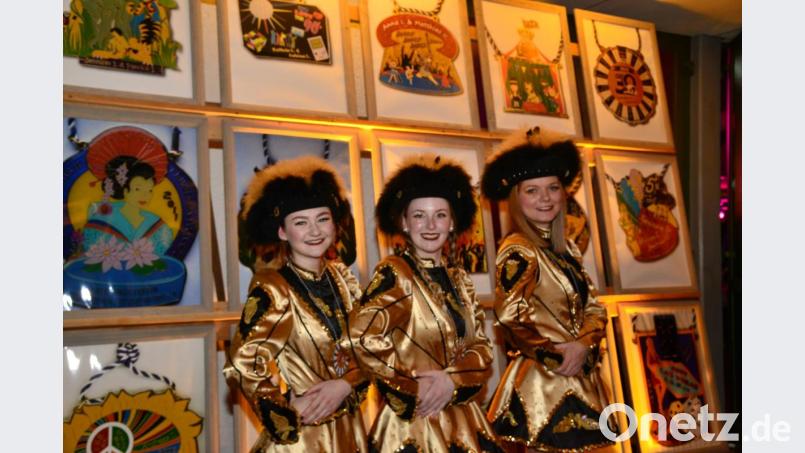 Im Eingangsbereich des Saales sind Bilder der Faschingsorden der vergangenen drei Jahrzehnte im Großformat abgebildet. Fesche junge Damen der Prinzengarde begrüßen davor die Ballbesucher. Bild: bey