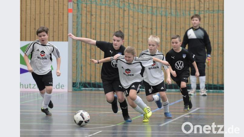 Keine Rücksicht auf die Mädels: Der TV Wackersdorf (schwarze Trikots) und der SV Diendorf auf dem Kümmersbrucker Hallenparkett. Bild: ref