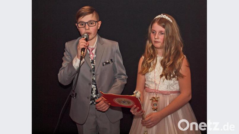 Kinderprinz Tim I. und Prinzessin Hanna I. forderten die bunt maskierte Kinderschar auf „mit uns Fasching zu feiern, zu tanzen und zu spielen“. Bild: sön
