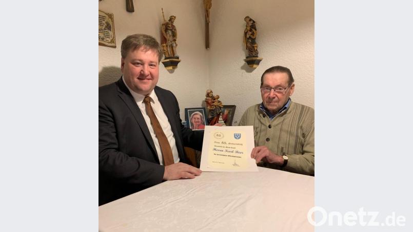 Zum 85. Geburtstag von Karl Beer (rechts) gratulierte Bürgermeister Stefan Braun (links). Bild: exb