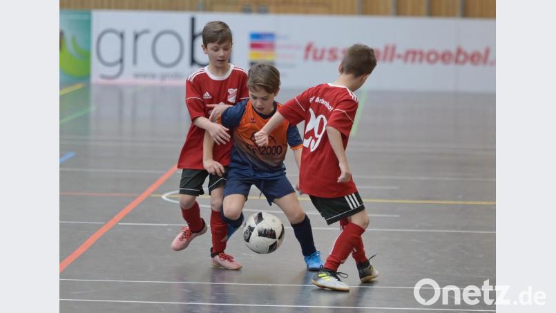 Der FSV Gärbershof (rote Trikots) und Germania Amberg im Kampf um den Ball. Bild: ref