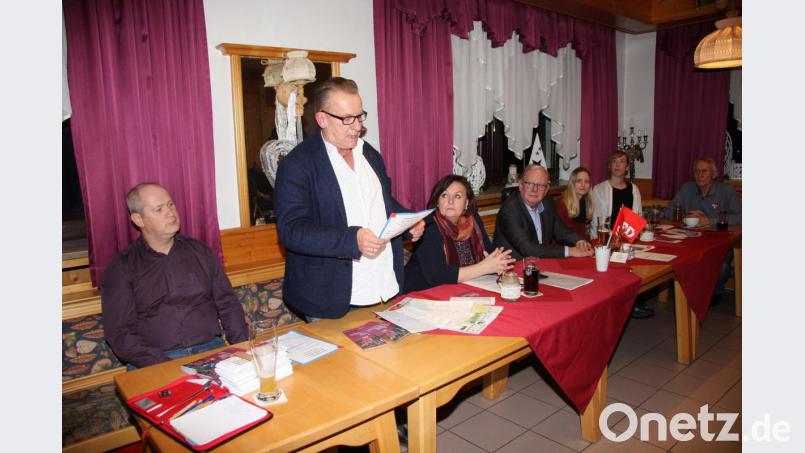 SPD-Ortsvorsitzender Udo Fürst (Zweiter von links) zeigte sich bei der Wahlversammlung optimistisch: „Wir sind stolz auf unsere Kandidatin Nicole Fürst. Wir kämpfen für den Wechsel.“ Bild: wro