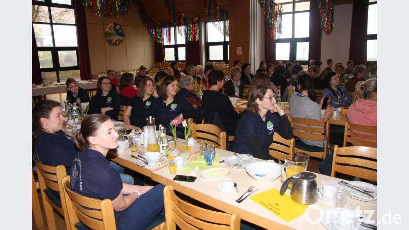 Die zahlreichen Zuhörerinnen lauschten nach dem Frühstück dem Vortrag von Petra Schuster, die von ihrer Mühle und ihren Produkten erzählte. Bild: wro