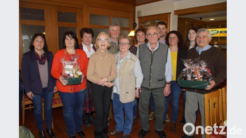 Georg Schmid (Fünfter von rechts mit Gattin Marianne) nahm Glückwünsche von (vorne, von links) Marianne Hanamann (Pfarrei), Bürgermeisterin Birgit Höcherl und Christine Plößl (Rhaner-Brauerei) sowie Andreas Ebnet (rechts, Pascherverein) entgegen. Auch Kinder und Enkel gratulierten zum 80. Geburtstag. Bild: mmj