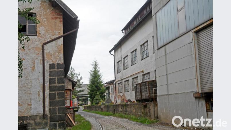 Mit Hilfe eines Investorenmodells will Landrat Andreas Meier Bleikristall-Brachen, wie hier das Hofbauer-Gelände in Altenstadt/WN, Kommunen zur Entwicklung zugänglich machen. Bild: Gabi Schönberger