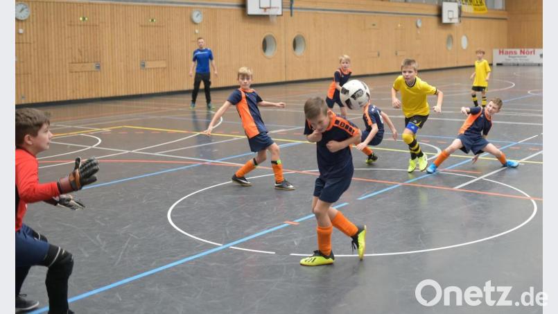 In Deckung, der Ball kommt: Die Jungs der DJK Ensdorf in Abwehrhaltung gegen den ASV Burglengenfeld (gelbe Trikots), den späteren Turniersieger. Bild: ref