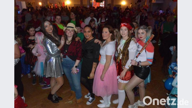 Das sechsköpfige Trainerteam der &quot;Dance Kids&quot; freut sich über die überwältigende Resonanz. Bild: Kunz
