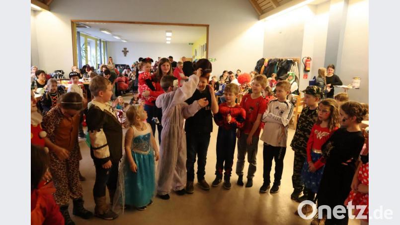 Beim Hutspiel musste ein Hut schnell dem Nachbarn auf den Kopf gesetzt werden, denn wenn die Musik stoppte und man selbst den Hut auf hatte, schied man aus. Bild: wrm