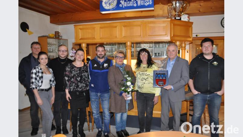 Bürgermeister Günter Kopp (Zweiter von rechts), SV-Vorsitzender Wolfgang Groß und Edith Weiß gratulierten Mariana Dietrich (Fünfter bis Siebte von links) und ihrer Familie zur Übernahme der Sportheimgaststätte. Bild: ak
