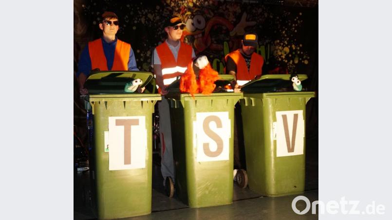Beim Sketch der TSV-Jugend sorgten „Mister Lober und seine Müllmänner“ mit einem &quot;Abfall-Varieté&quot; für Erheiterung und Begeisterung. Bild: weu
