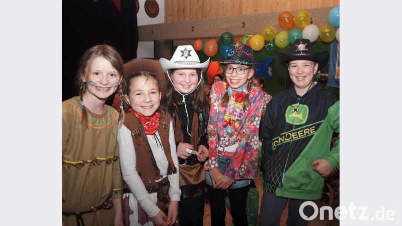Einmal so sichtig als Maschkerer unterwegs sein, als Cowboy, Cowgirl oder Polizist – das macht so richtig Spaß.
 Kinderfasching_6.jpg: Sheriff und Polizei-Chef – die müssen sich doch gernhaben. Bild: sön