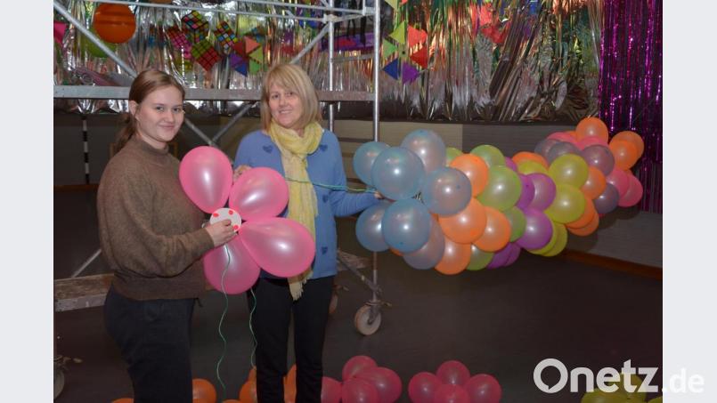 Karin Merkel gemeinsam mit Tochter Caterina beim Basteln einer bunten Luftballon Girlande für die Faschingsdekoration. Bild: Paula Gäbelein