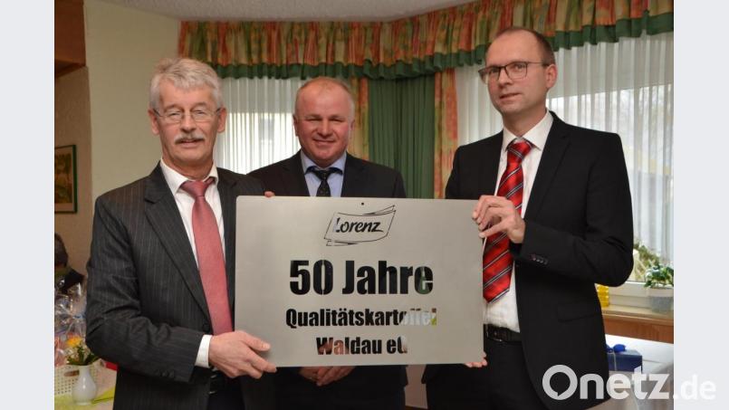 Die Genossenschaftsvorsitzenden der Erzeugergemeinschaft &quot;Qualitätskartoffel Waldau&quot;, Roman Rupprecht und Manfred Bäumler aus Obertresenfeld (von links), erhielten von Chefeinkäufer der Firma Lorenz Bahlsen Snack-World aus Neunburg vorm Wald, Bernhard Koch (rechts), eine metallene Erinnerungstafel zur 50-Jahrfeier. Bild: dob